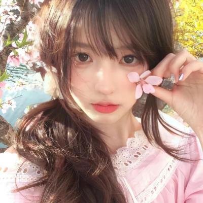 女孩向前走